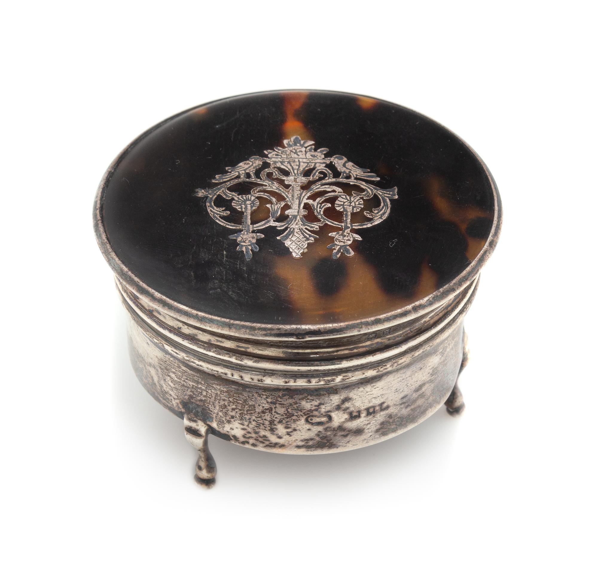 An Engish Tortoise Shell Mounted Silver Snuff Box, Maker's Mark Obscured, London, 1918, the circular tortoise shell lid centered with a