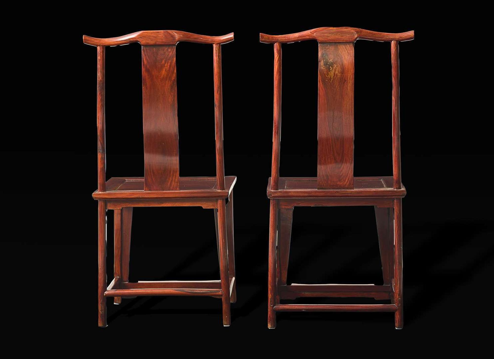 A pair of hardwood yoke-back side chairs 硬木椅子一對