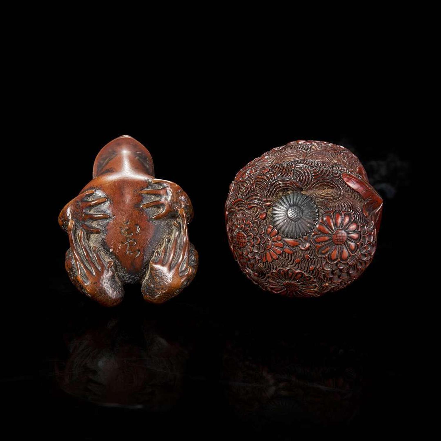 A carved wood "Toads" netsuke and carved walnut netsuke 日本核桃蟾蜍与根付两件 Edo/Meiji period ?????
