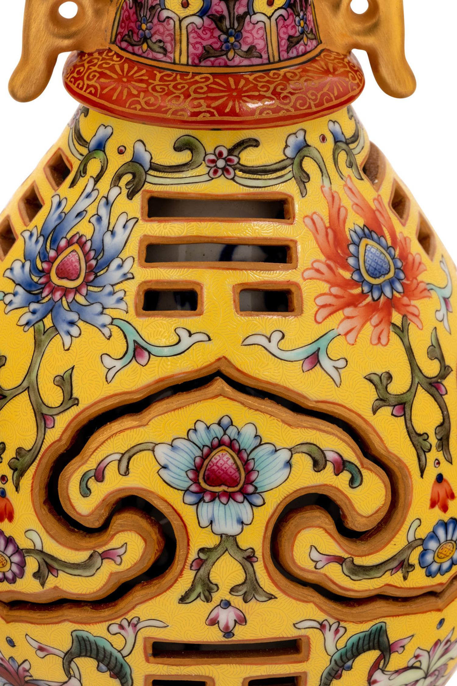 12 Chinese and Japanese Porcelain Vessels