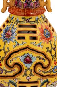 12 Chinese and Japanese Porcelain Vessels
