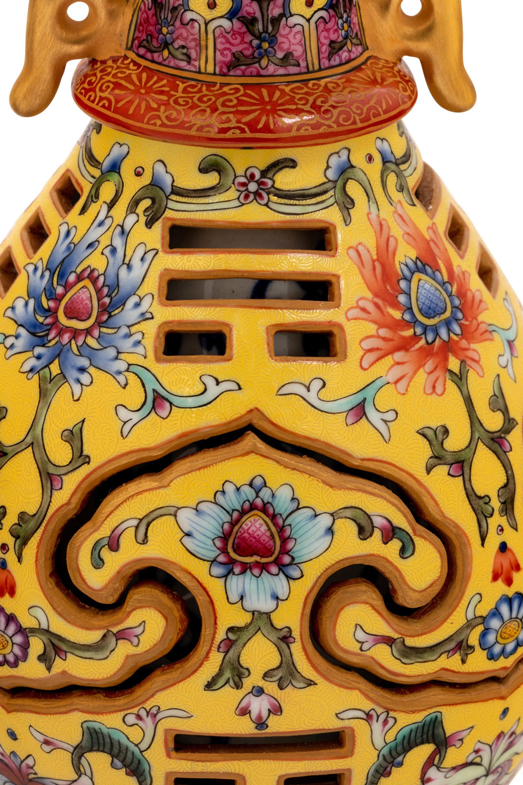 12 Chinese and Japanese Porcelain Vessels