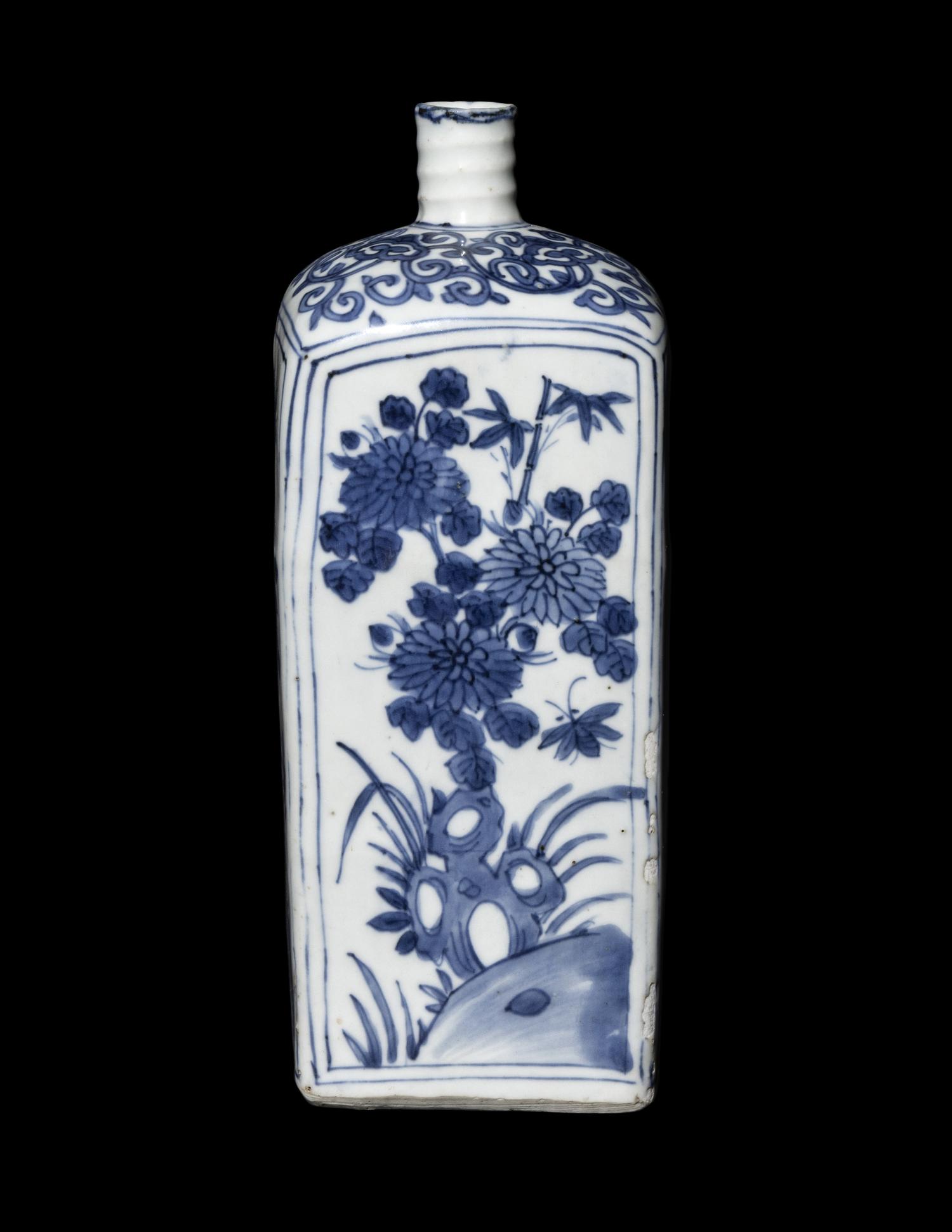 A Chinese Blue and White Porcelain Wine Bottle