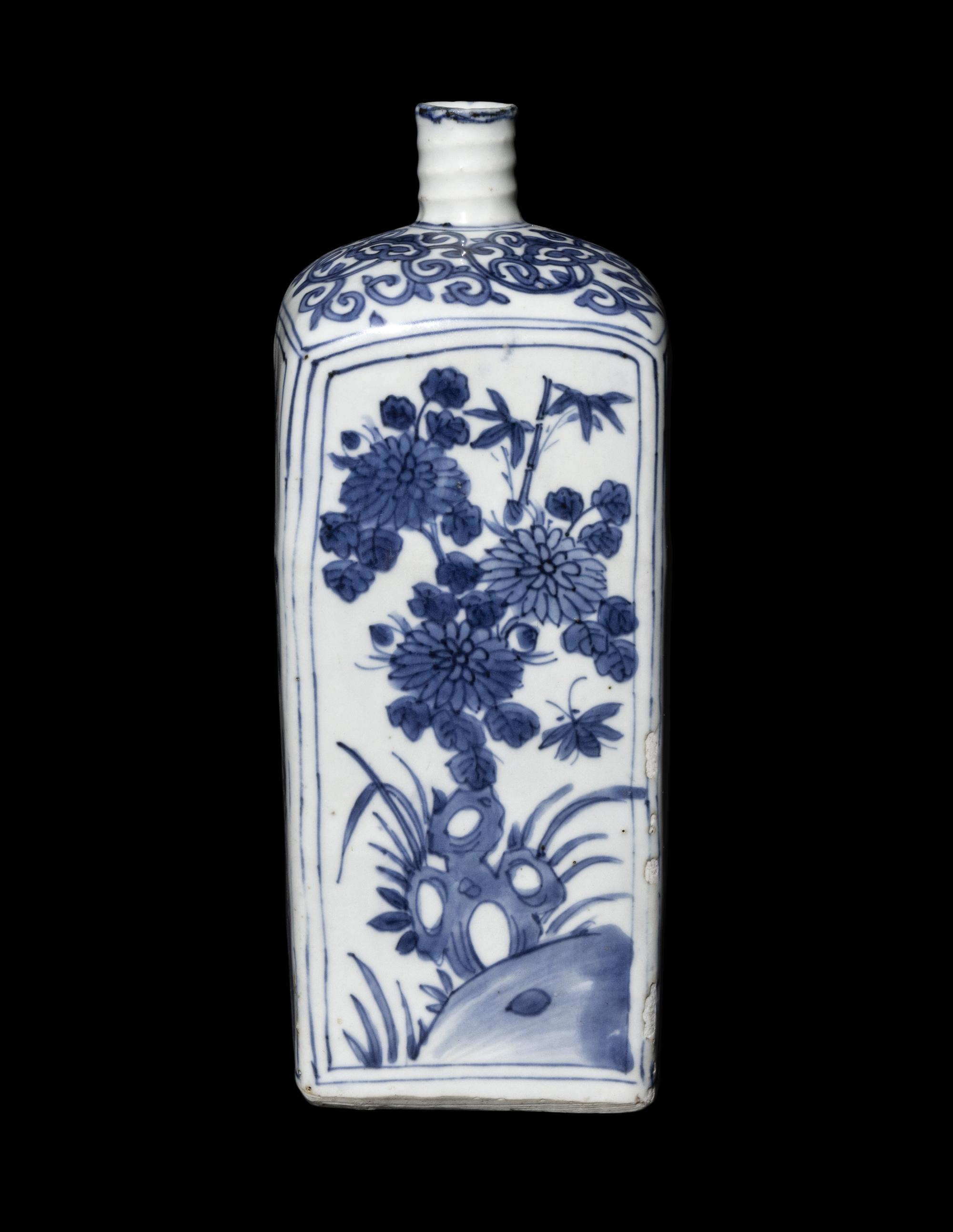 A Chinese Blue and White Porcelain Wine Bottle
