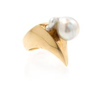 A 14 Karat Yellow Gold and Cultured Pearl Ring, 7.10 dwts.