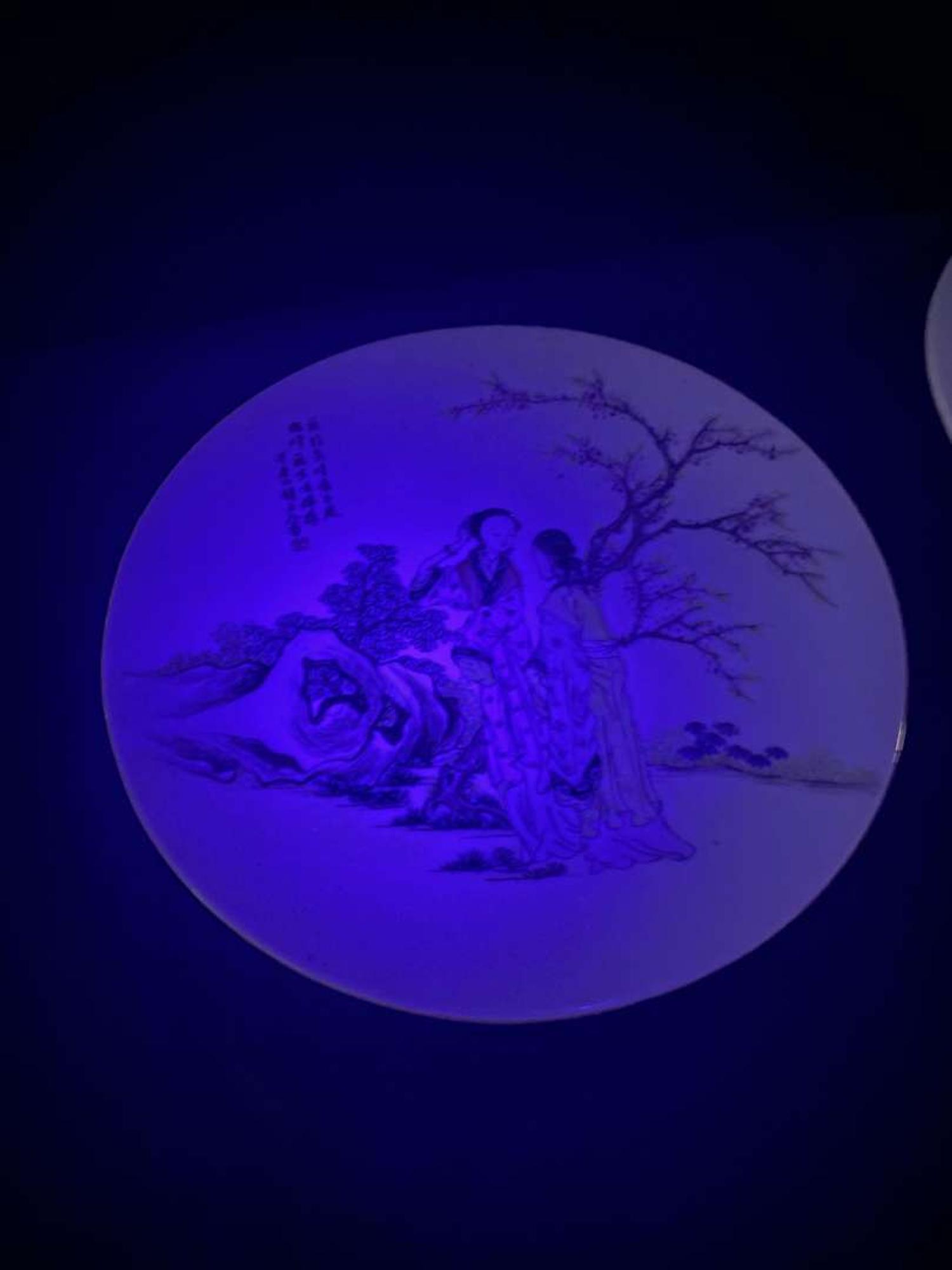 A pair of Chinese famille rose-decorated "meiren" circular plaques 粉彩美人瓷板一对 Late Qing/Republic period ?????