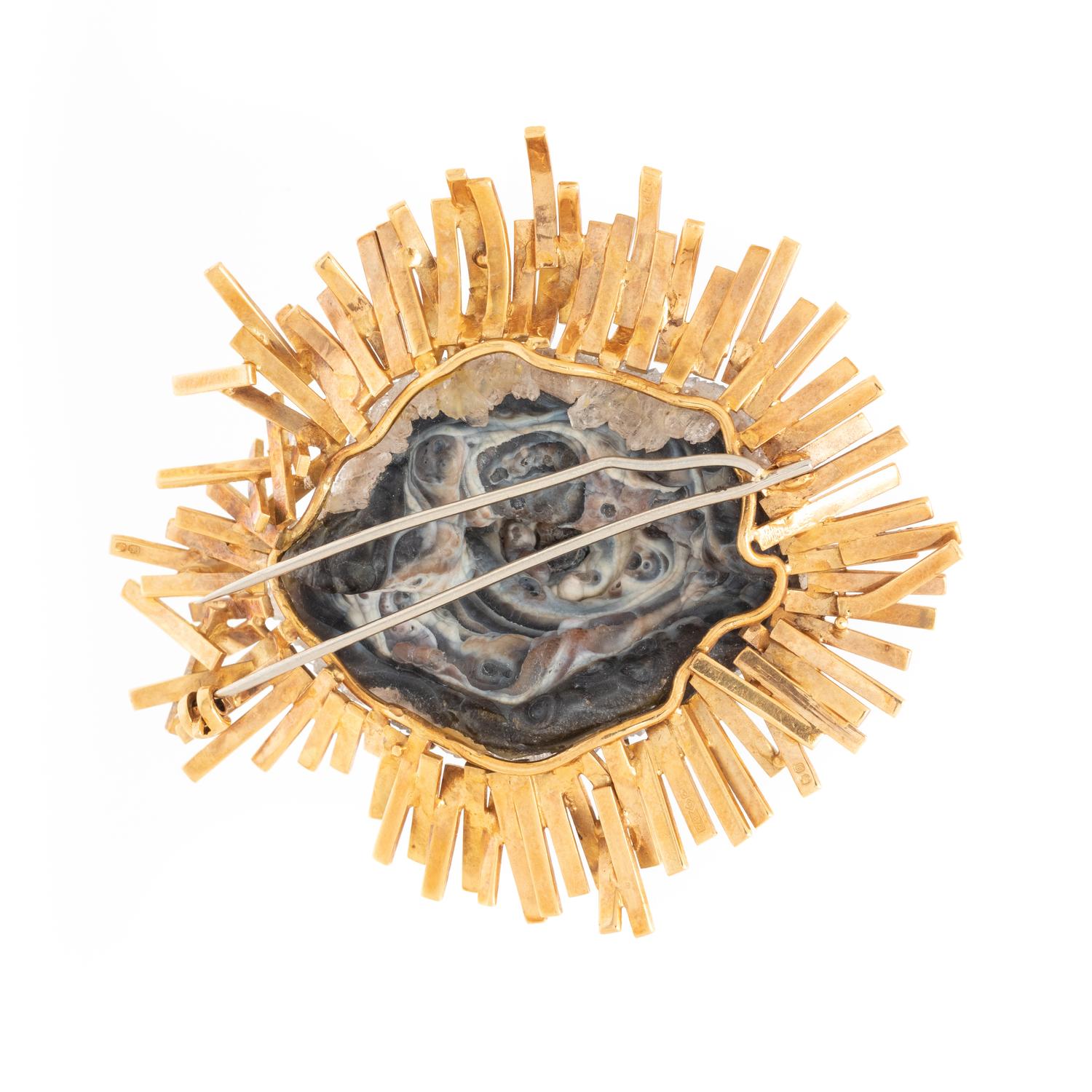 GILLIAN E. PACKARD, MODERNIST YELLOW GOLD AND CHALCEDONY BROOCH
