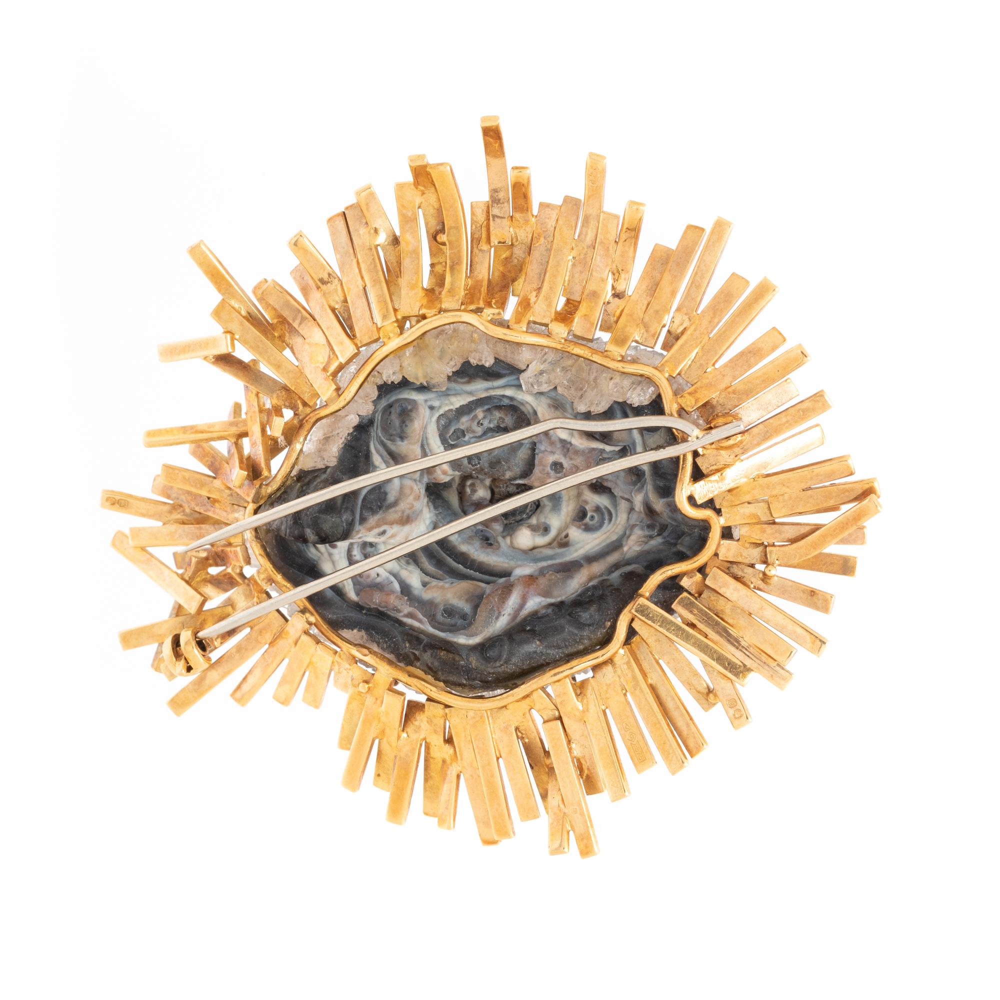 GILLIAN E. PACKARD, MODERNIST YELLOW GOLD AND CHALCEDONY BROOCH