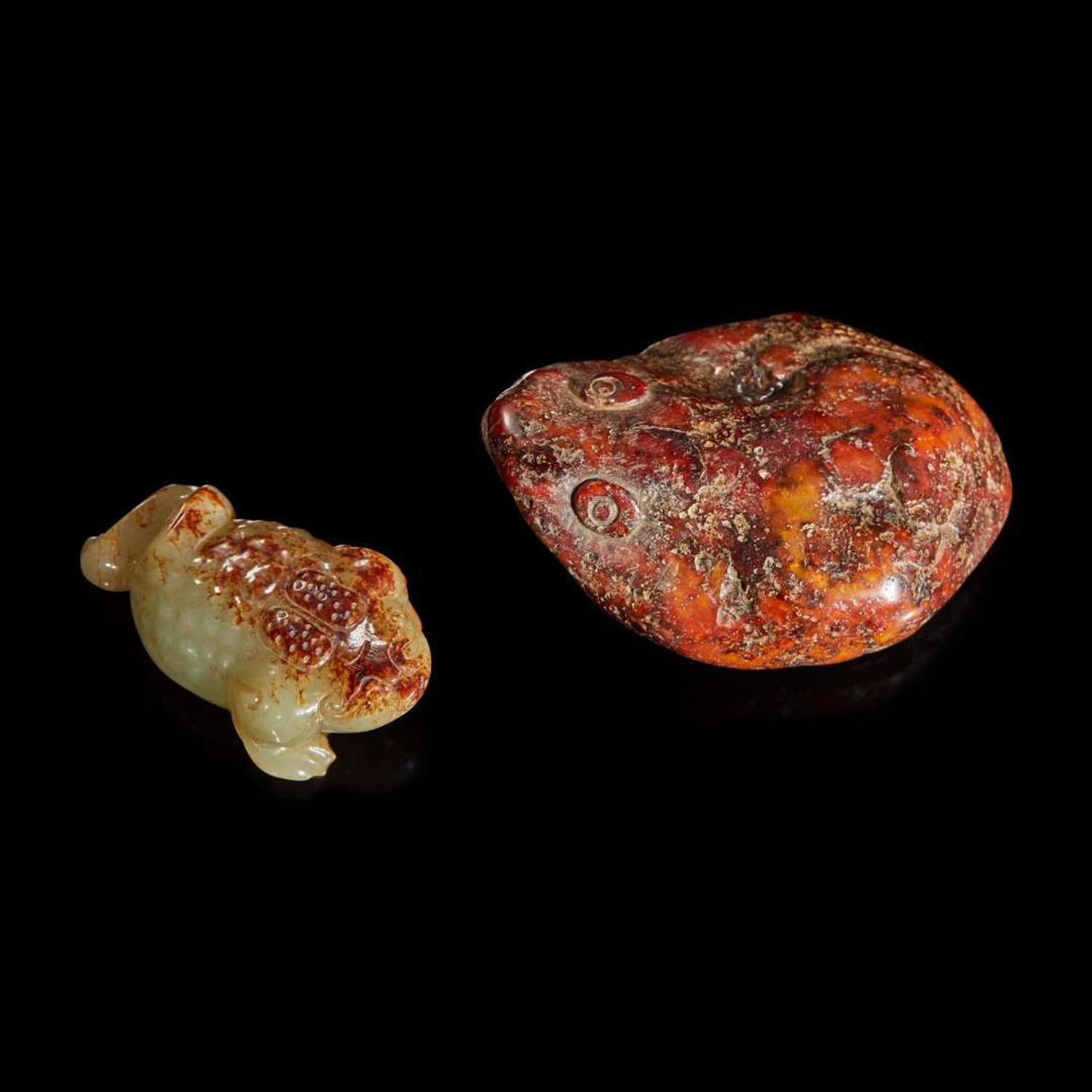 A Chinese carved jade toad and a hardstone example 玉雕石雕金蟾各一隻