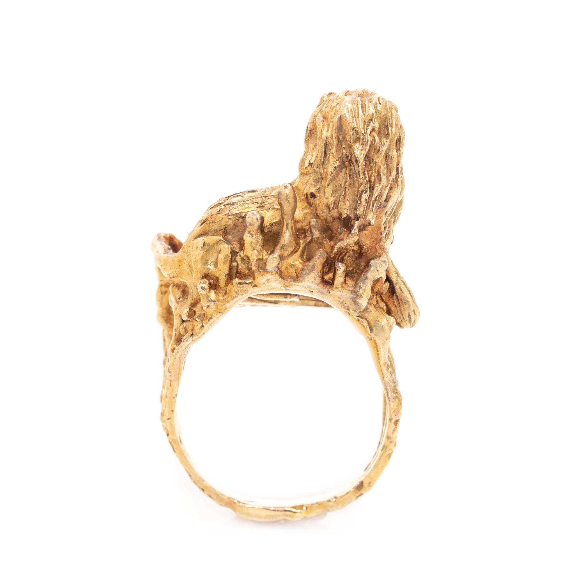 BARBARA ANTON, YELLOW GOLD AND CORAL LION RING