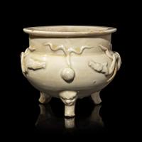 A Chinese White Glazed Tripod Incense Burner, Yuan to Ming Dynasty 元-明 白釉雙龍趕珠紋鬲式爐