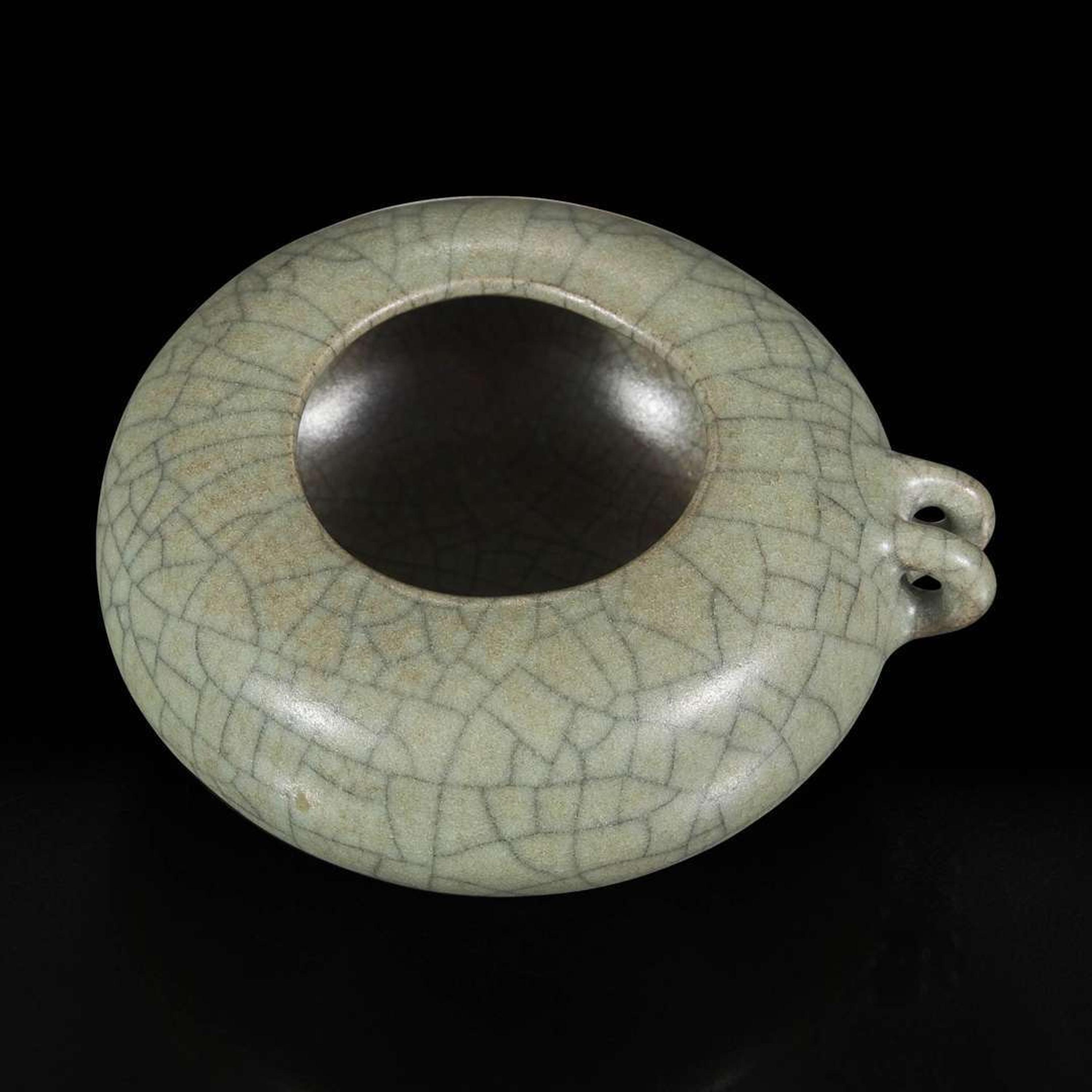 A small Chinese guan-yao style bird feeder 官窑风格鸟食罐