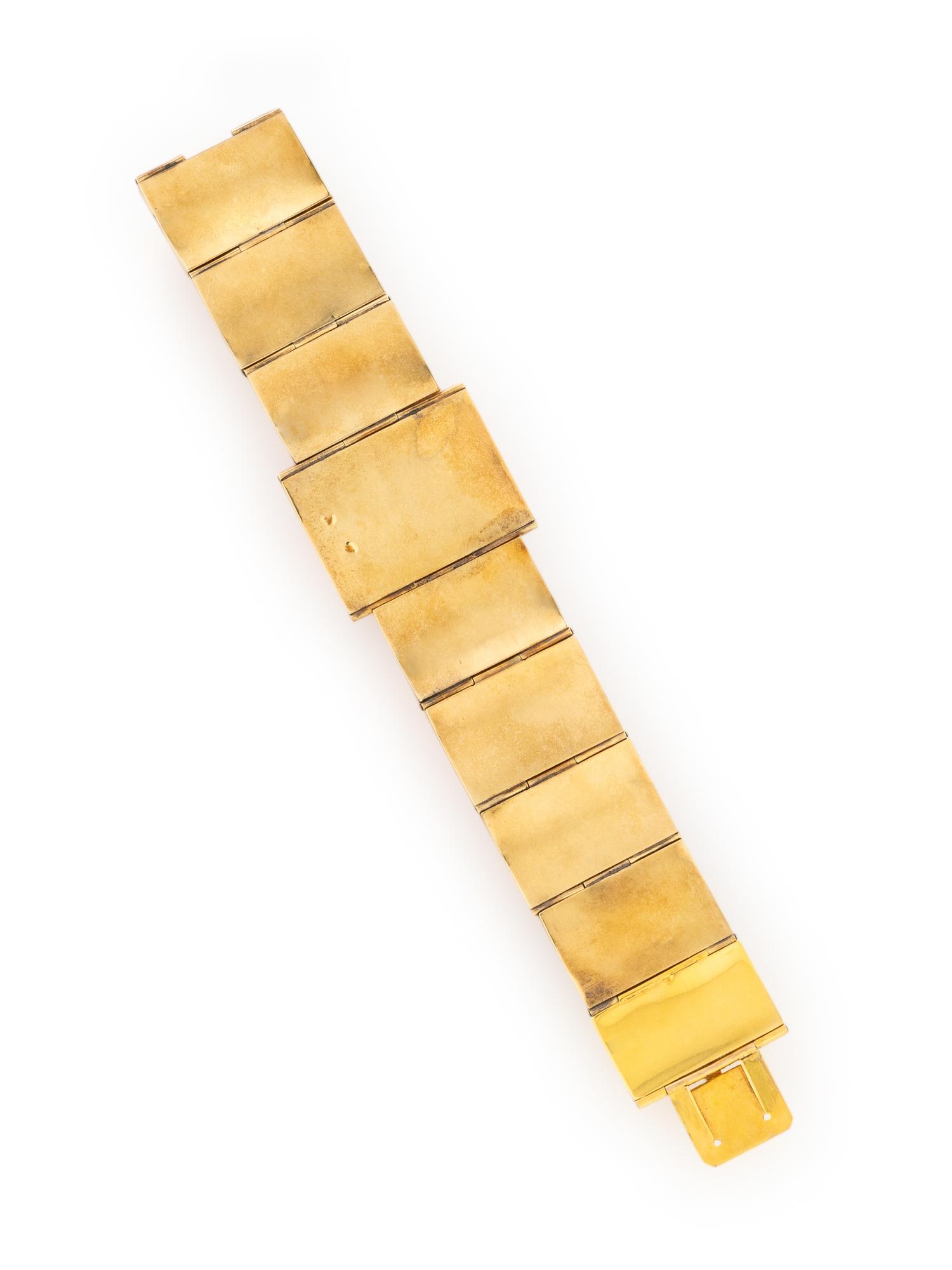 CARVED CORAL AND YELLOW GOLD BRACELET