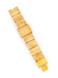 CARVED CORAL AND YELLOW GOLD BRACELET