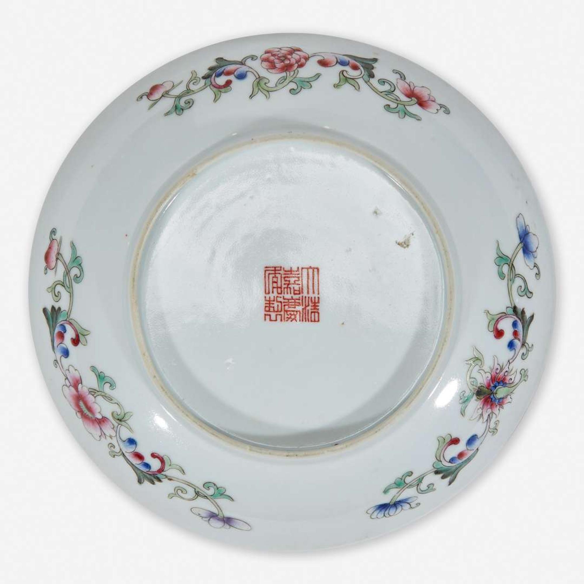 A Chinese famille rose-decorated porcelain small dish 粉彩人物小盘