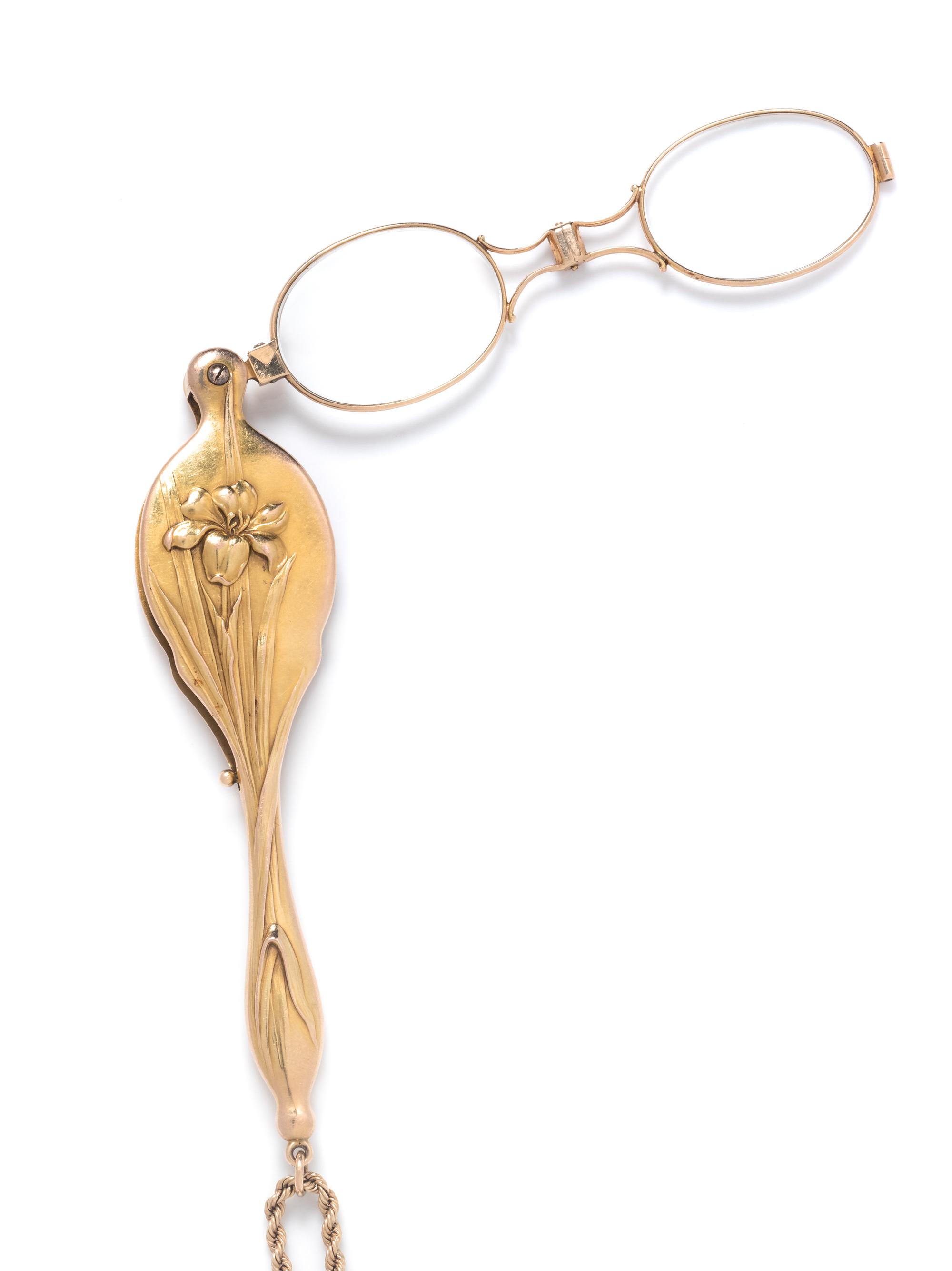 An Art Nouveau 14 Karat Yellow Gold Lorgnette with Longchain,