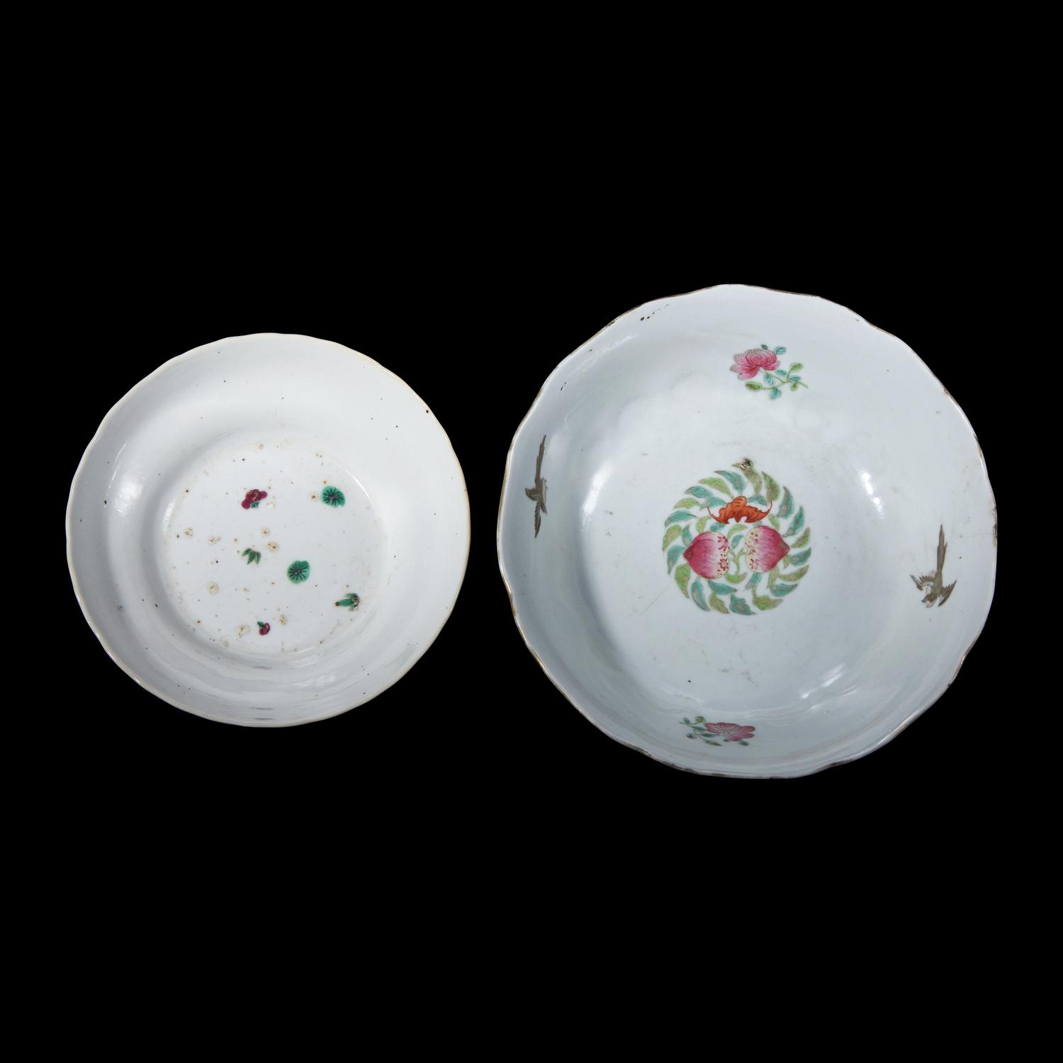 Two Chinese Famille Rose Porcelain Bowls, 19th Century 清晚期 粉彩碗兩隻