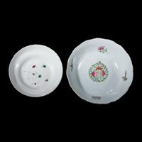 Two Chinese Famille Rose Porcelain Bowls, 19th Century 清晚期 粉彩碗兩隻