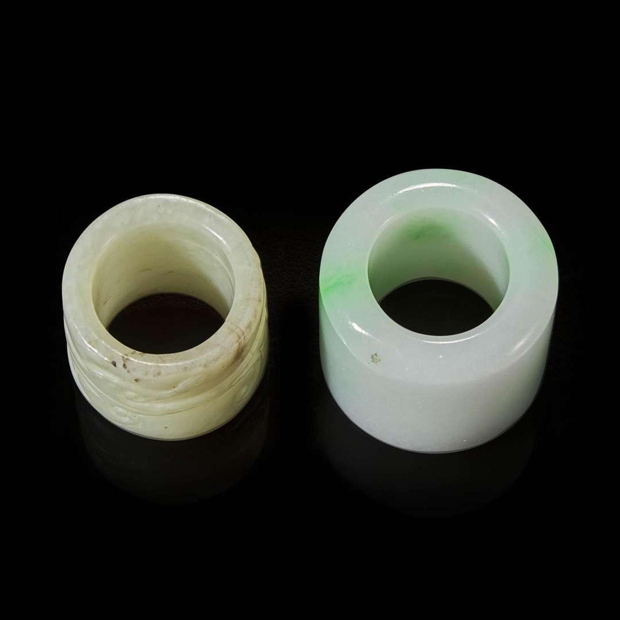 Two Chinese jade and jadeite thumb rings and a carved jade belt plaque 扳指及玉牌饰一组三件 Ming to Qing dynasty ???