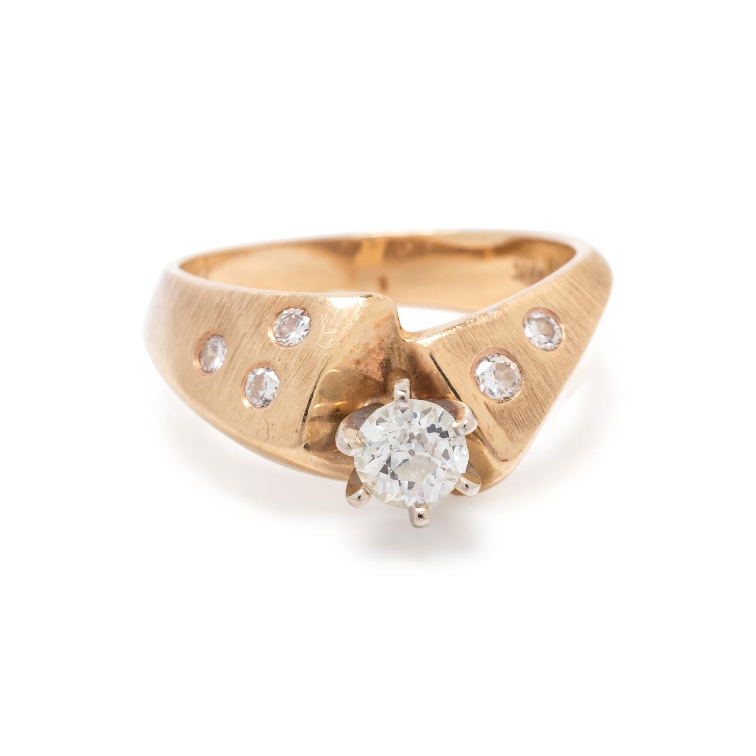YELLOW GOLD AND DIAMOND RING