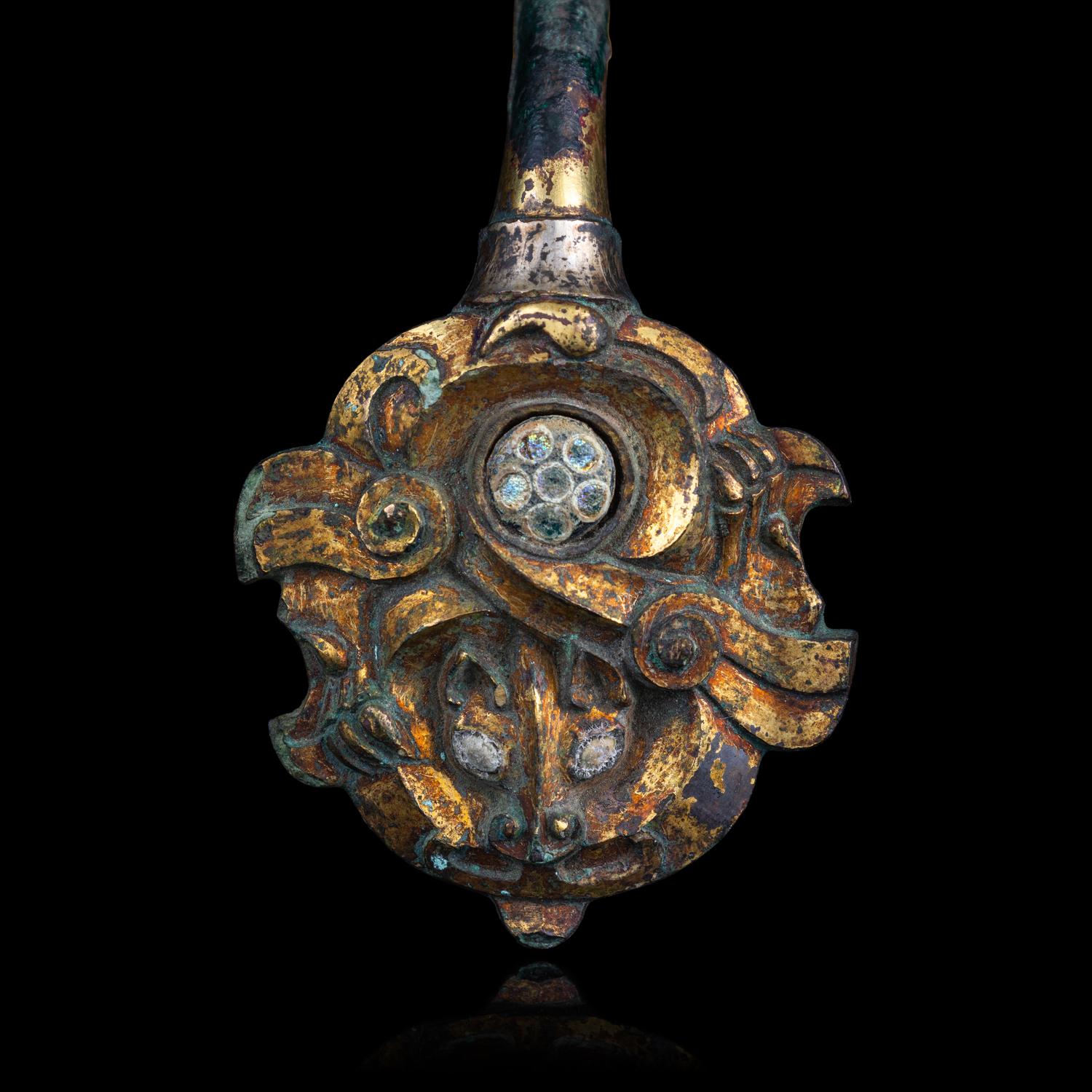 A Rare Chinese Inlaid Gilt Bronze Belt Hook, Eastern Zhou-Warring States Period 東周-戰國 銅鎏金嵌蜻蜓眼琉璃珠帶 鉤