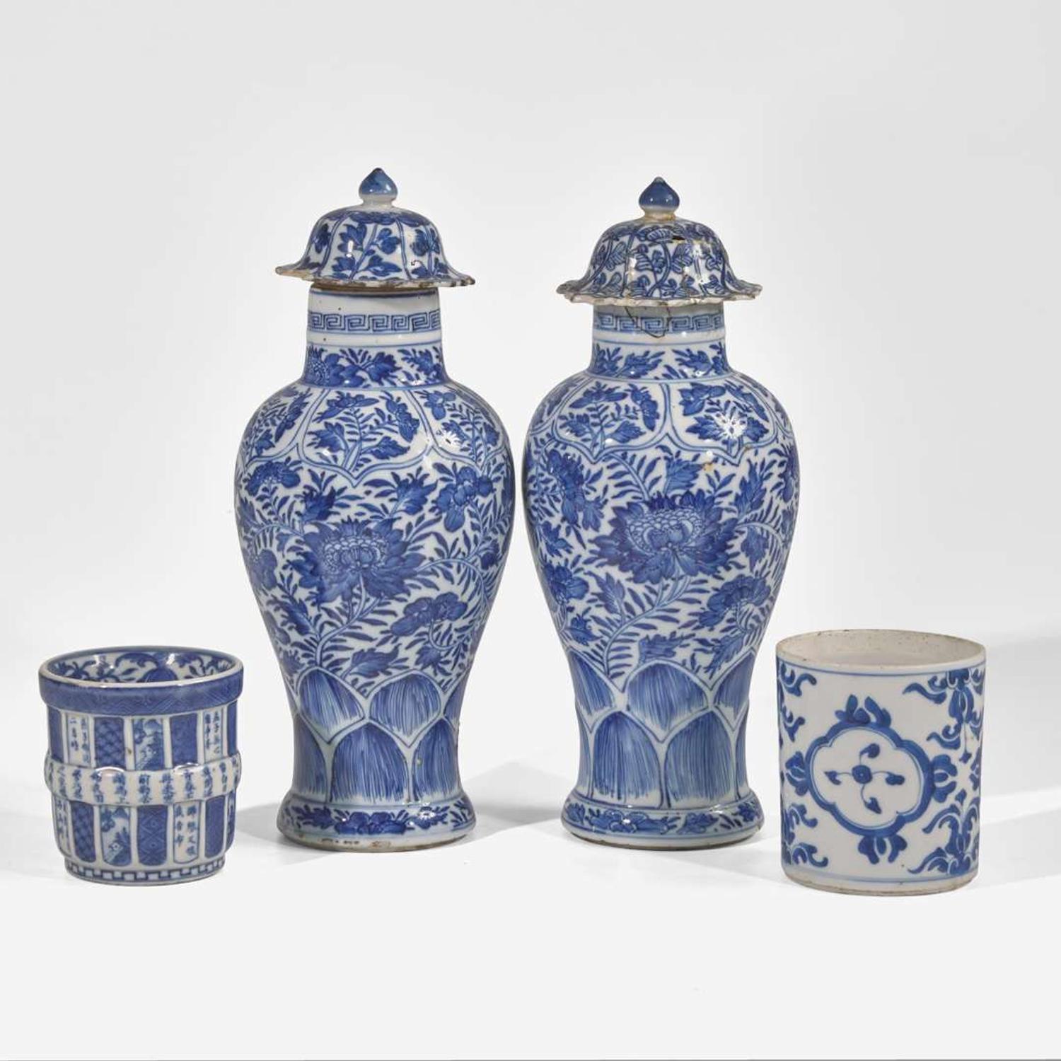 A pair of Chinese blue and white porcelain baluster vases and covers 青花带盖观音瓶一对 Kangxi period ???