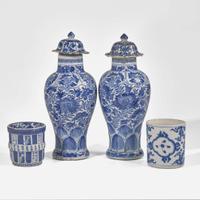 A pair of Chinese blue and white porcelain baluster vases and covers 青花带盖观音瓶一对 Kangxi period ???
