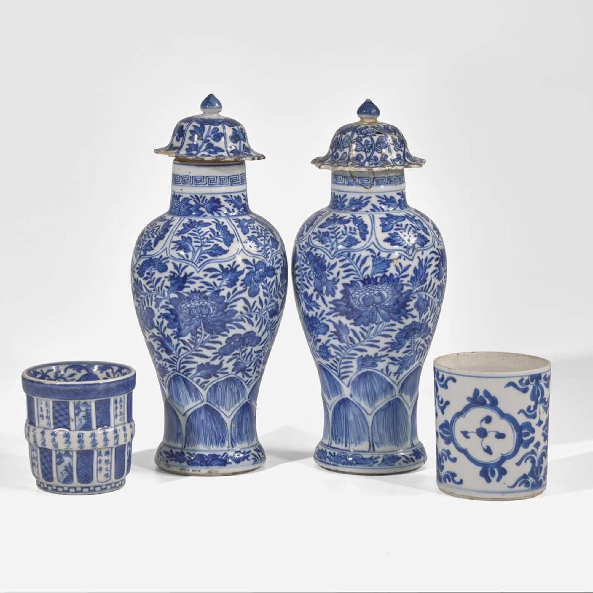 A pair of Chinese blue and white porcelain baluster vases and covers 青花带盖观音瓶一对 Kangxi period ???