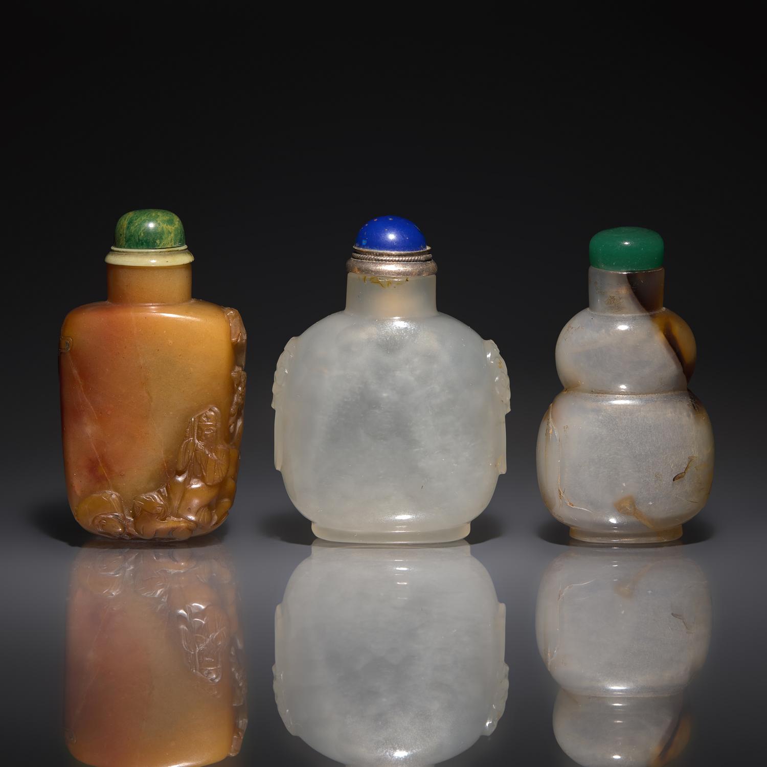 Three Chinese Carved Agate Snuff Bottles, 18th-19th Century — 清中期 瑪瑙鼻烟壺三支