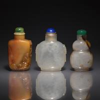 Three Chinese Carved Agate Snuff Bottles, 18th-19th Century — 清中期 瑪瑙鼻烟壺三支