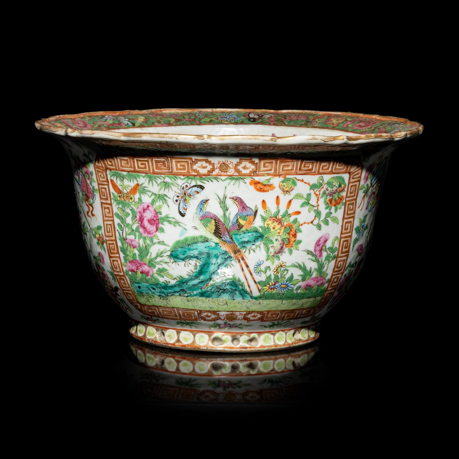 A Chinese Export Rose Medallion Jardinière, Second Half 19th Century 清晚期 廣彩花卉紋花盆