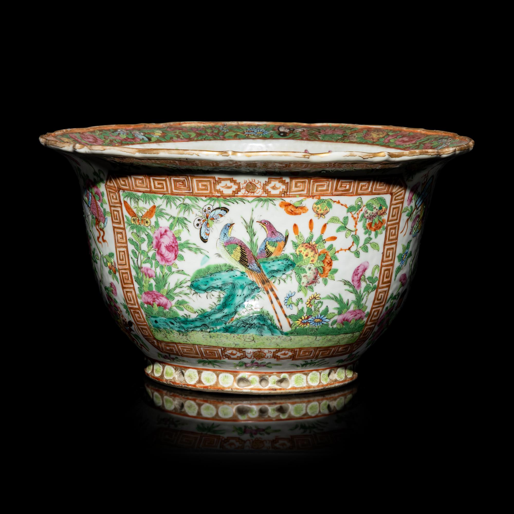 A Chinese Export Rose Medallion Jardinière, Second Half 19th Century 清晚期 廣彩花卉紋花盆