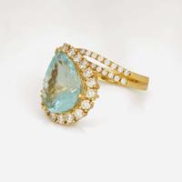 An 18K Yellow Gold, Aquamarine, and Diamond Ring