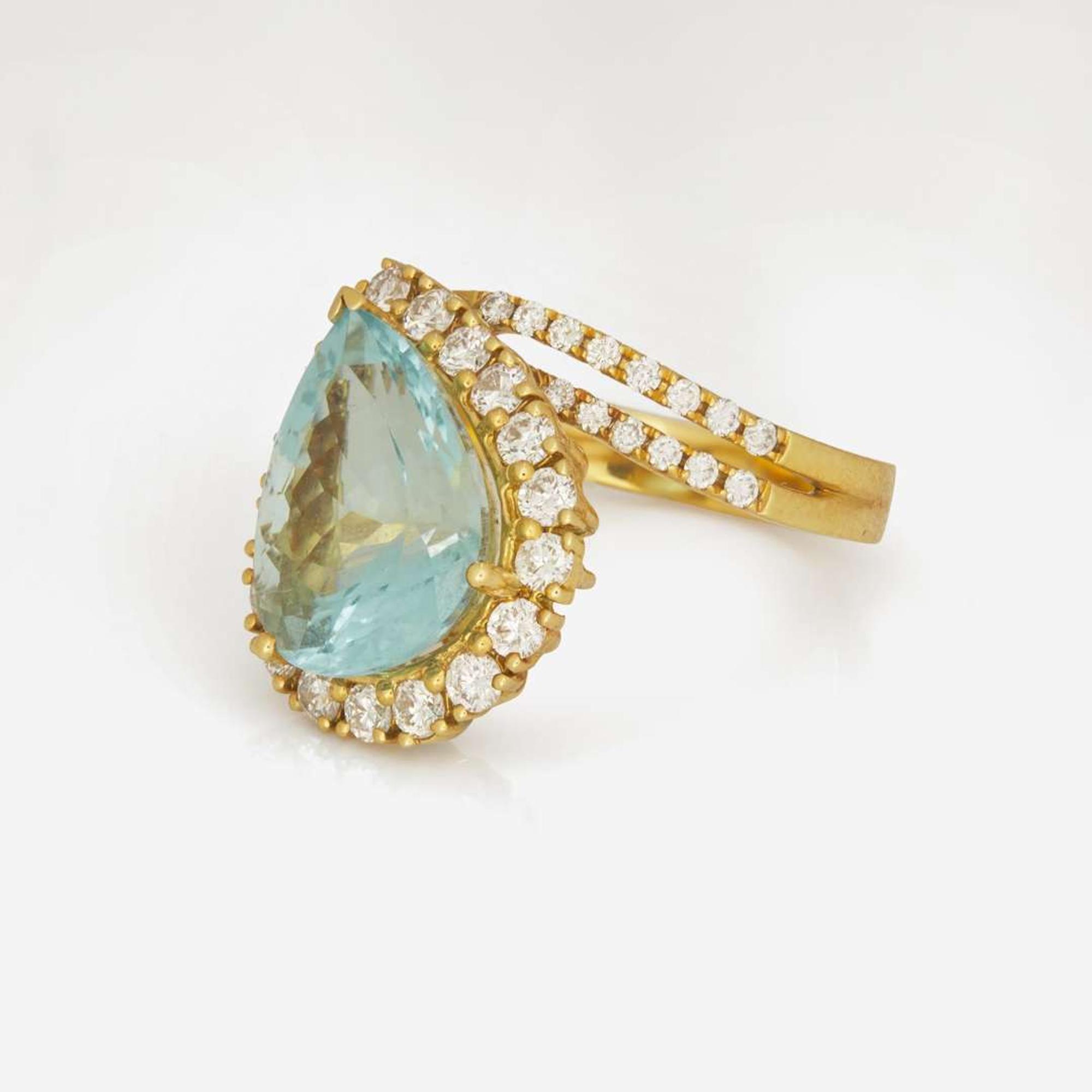 An 18K Yellow Gold, Aquamarine, and Diamond Ring