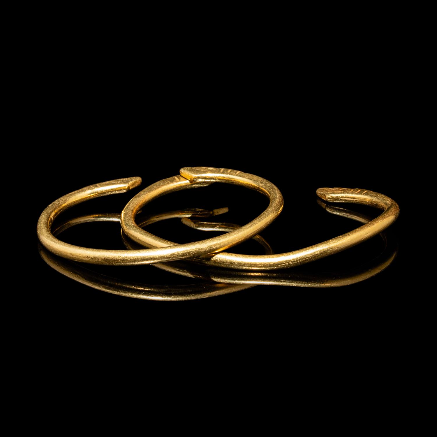 A Pair of Chinese Gold Dragon-Form Bracelets, Qianzhuo, Liao Dynasty 遼 雙龍紋金鉗鐲一對