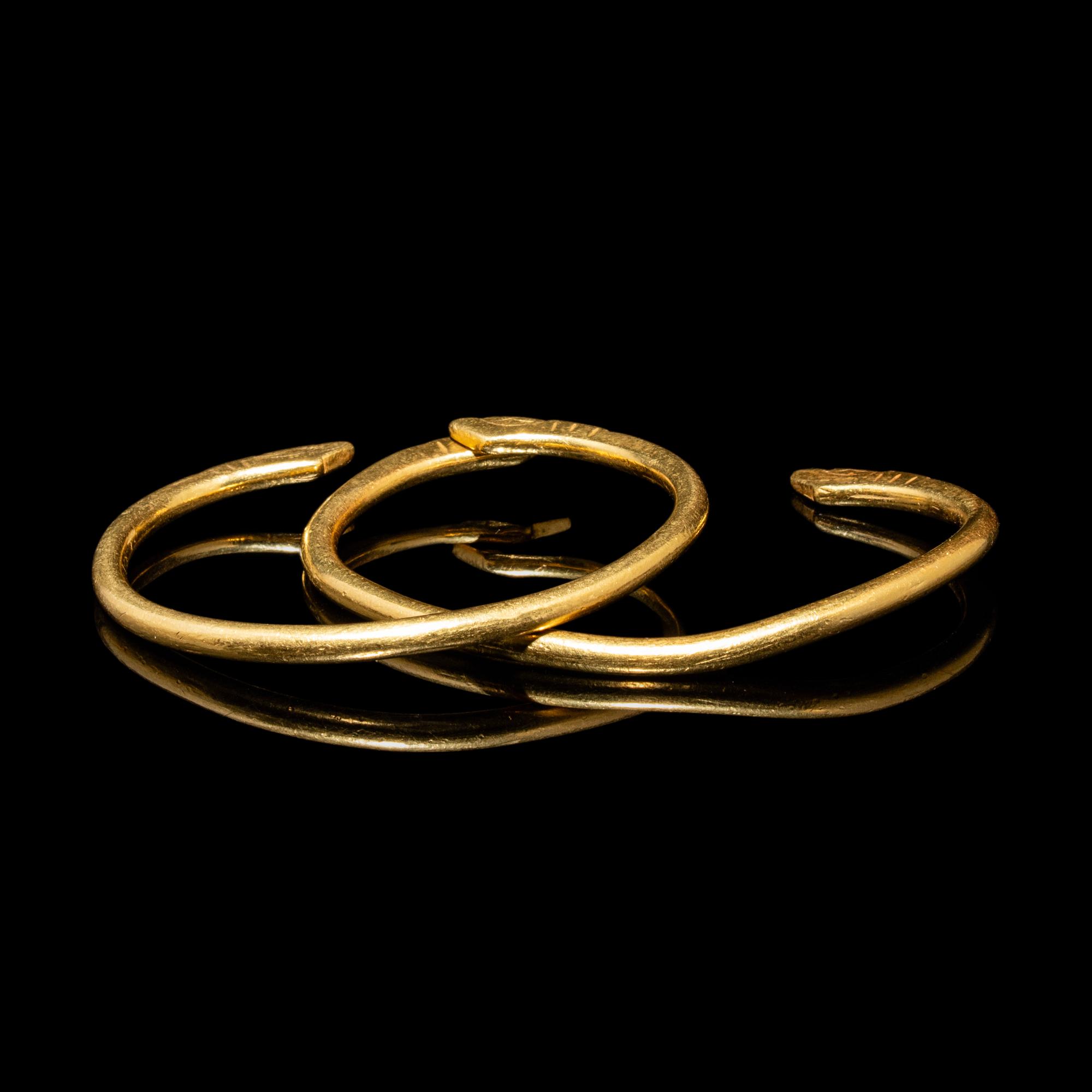 A Pair of Chinese Gold Dragon-Form Bracelets, Qianzhuo, Liao Dynasty 遼 雙龍紋金鉗鐲一對