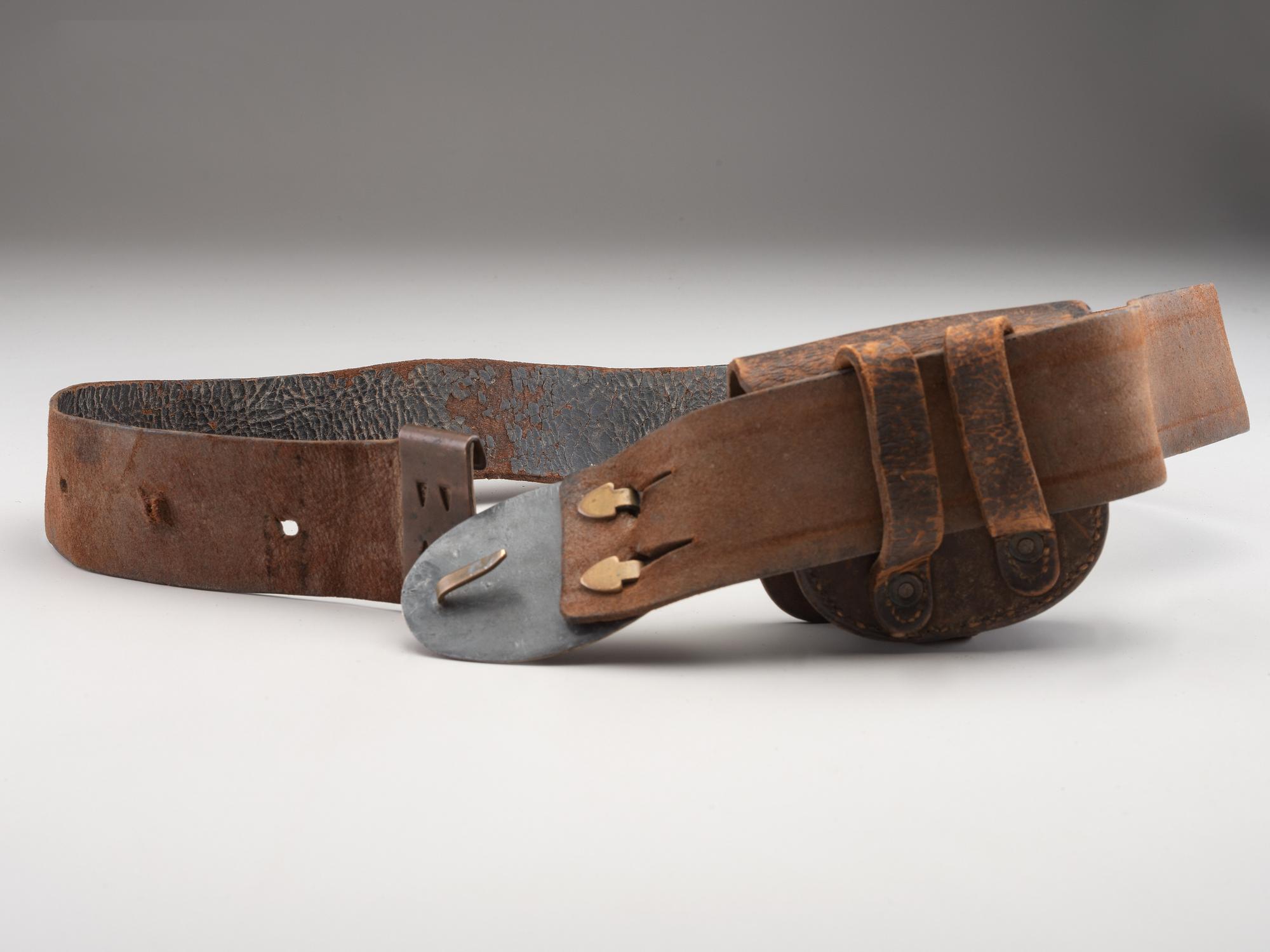 [CIVIL WAR]. Enlisted infantryman's belt equipped with Model 1839 "US" belt plate and cap pouch.