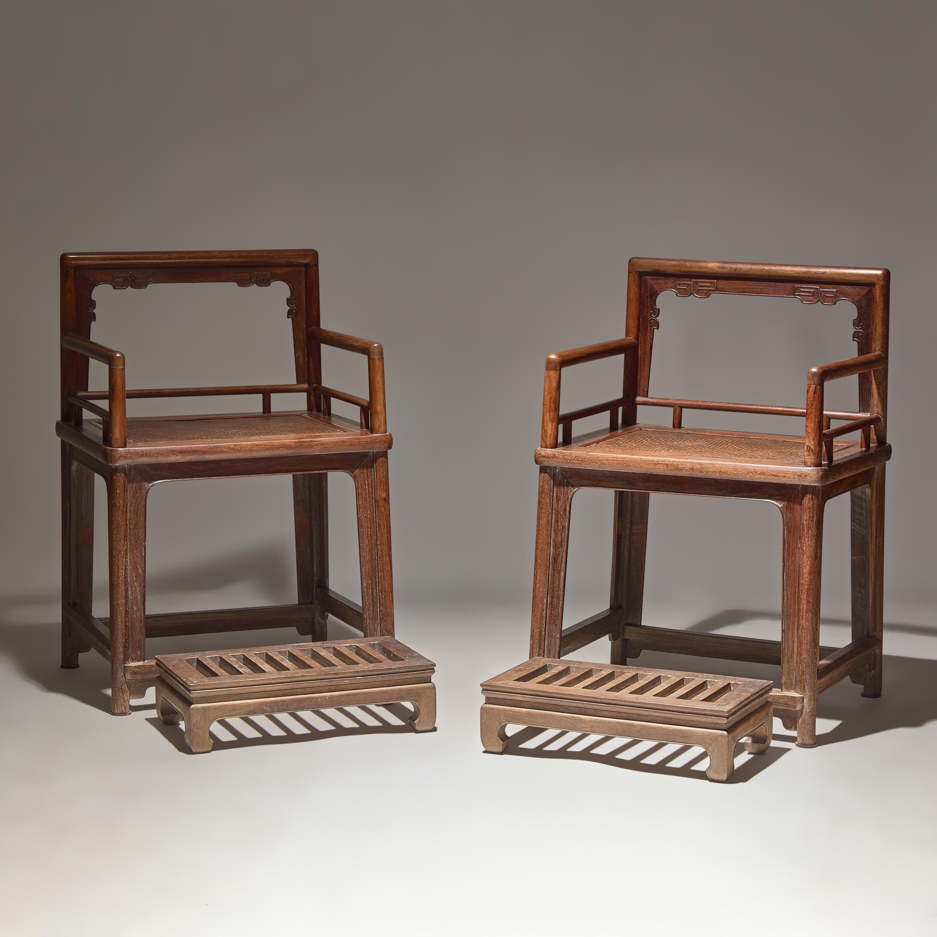 A Pair of Chinese Huanghuali Armchairs and Footrests, Meiguiyi, Early Qing Dynasty — 清早期 黃花梨玫瑰椅及脚踏一套