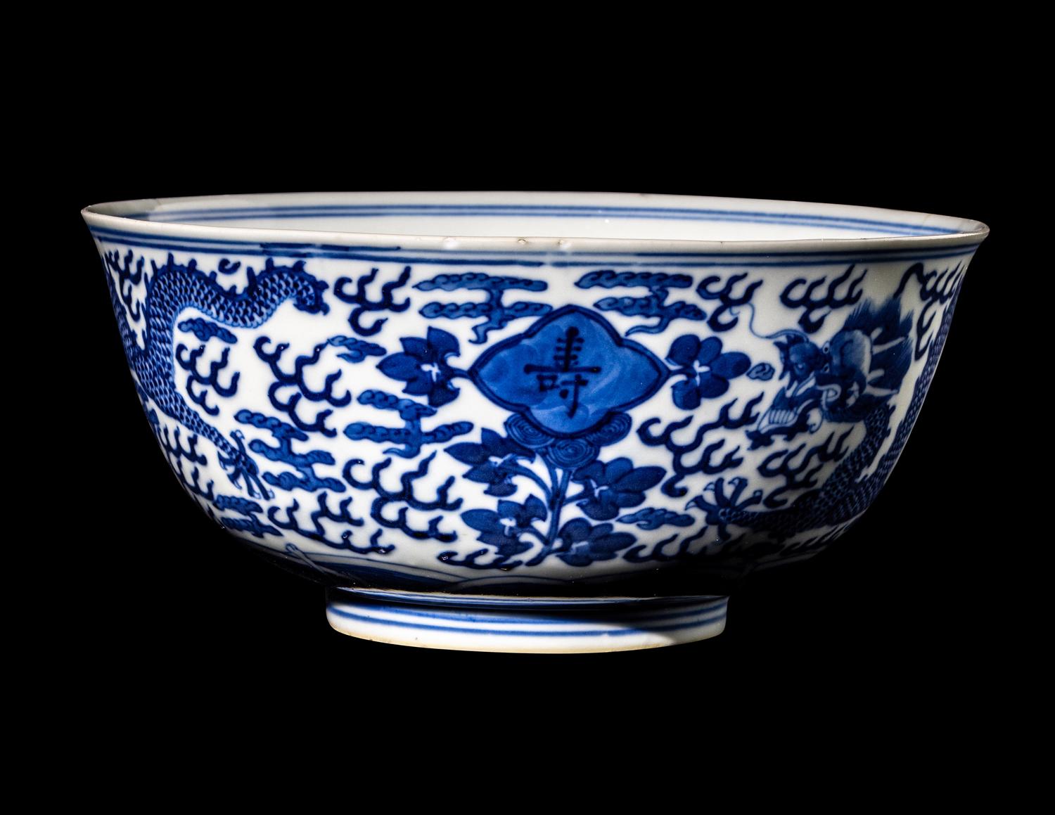 A Chinese Blue and White Porcelain 'Dragon' Bowl