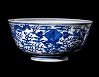 A Chinese Blue and White Porcelain 'Dragon' Bowl
