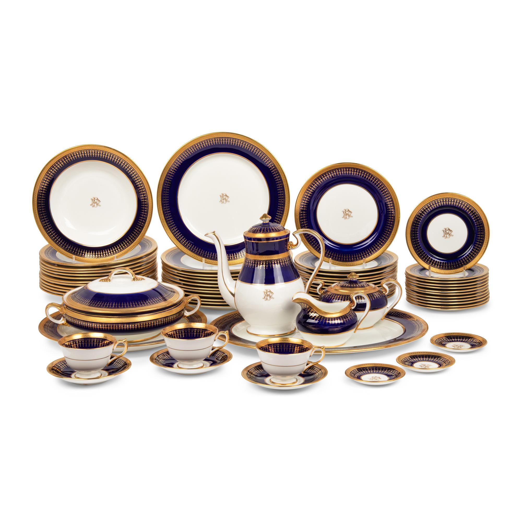 An Aynsley Porcelain Dinner Service