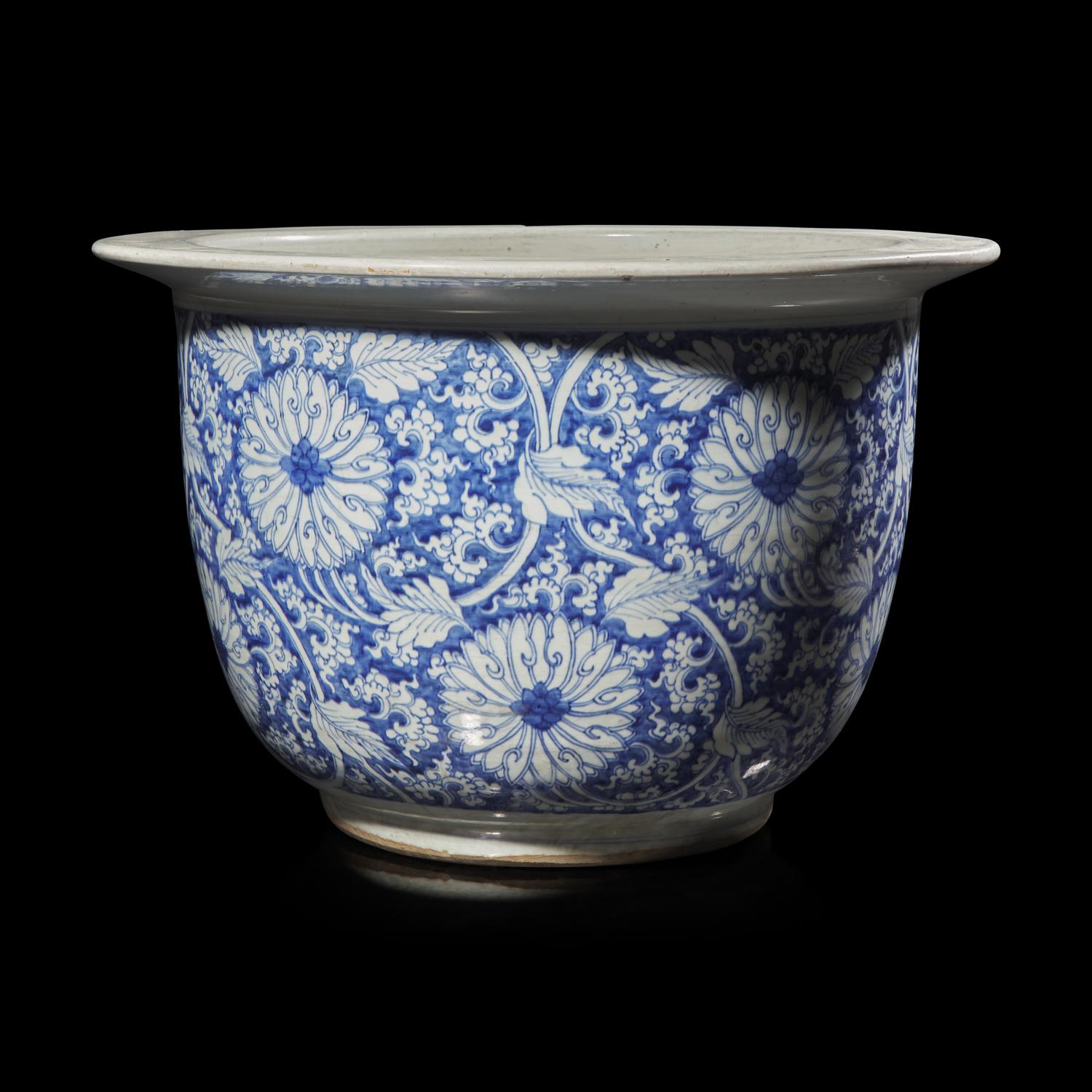 A Large Blue and White Porcelain 'Lotus Scroll' Jardiniere, 18th-19th Century 清中晚期 青花纏枝蓮紋大缸