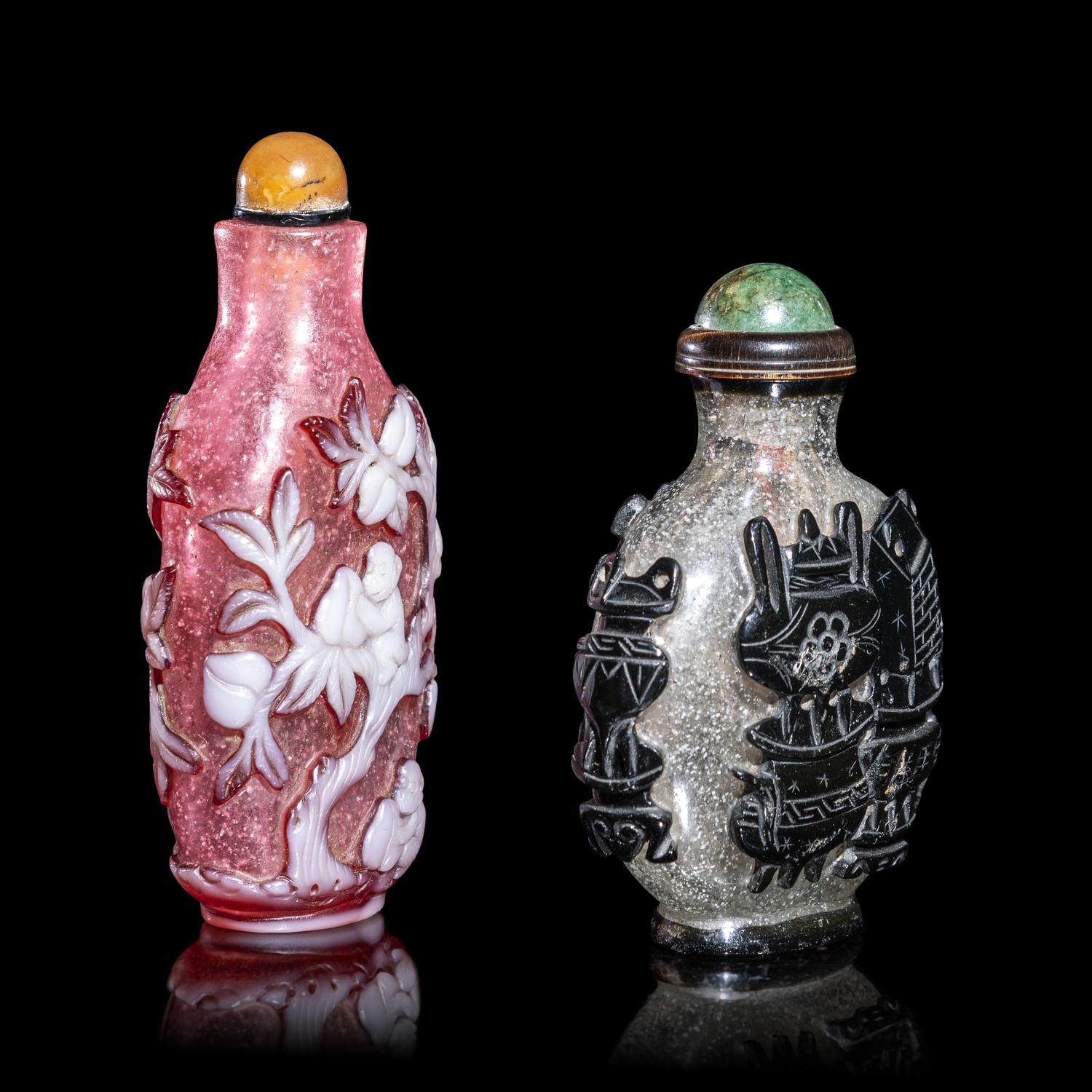 Two Chinese Glass Overlay Snuff Bottles 套料鼻烟壺兩支
