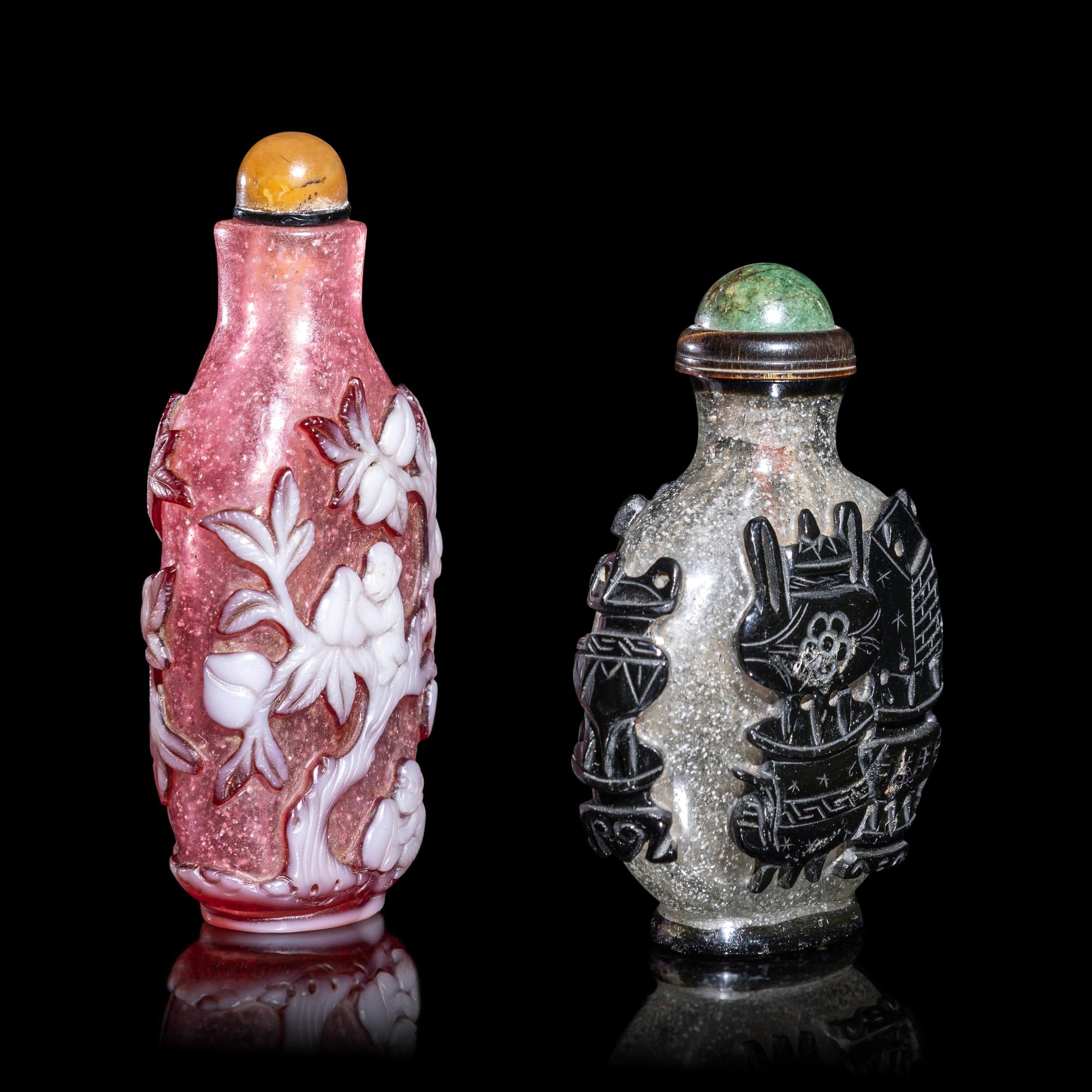 Two Chinese Glass Overlay Snuff Bottles 套料鼻烟壺兩支