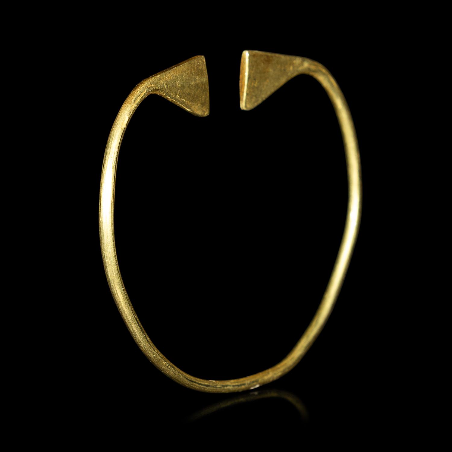 A Chinese Gold Jue- Form Ornament, Possibly Late Shang-Western Zhou 或爲晚商-西周期 玦形金飾