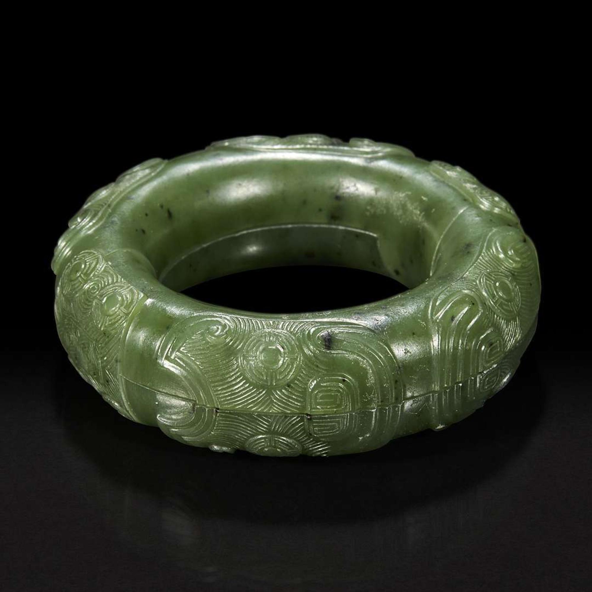 A Chinese spinach jade double ring 碧玉御题诗蚩尤环