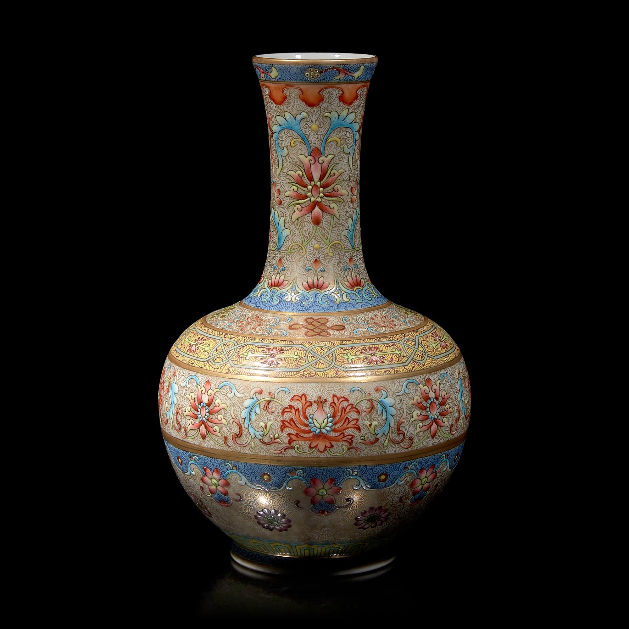 A Chinese Famille Rose Enameled Porcelain Vase, 20th Century 近代 粉彩纏枝蓮紋賞瓶