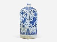 A Chinese blue and white porcelain square bottle, Ming dynasty 青花方瓶一隻 明