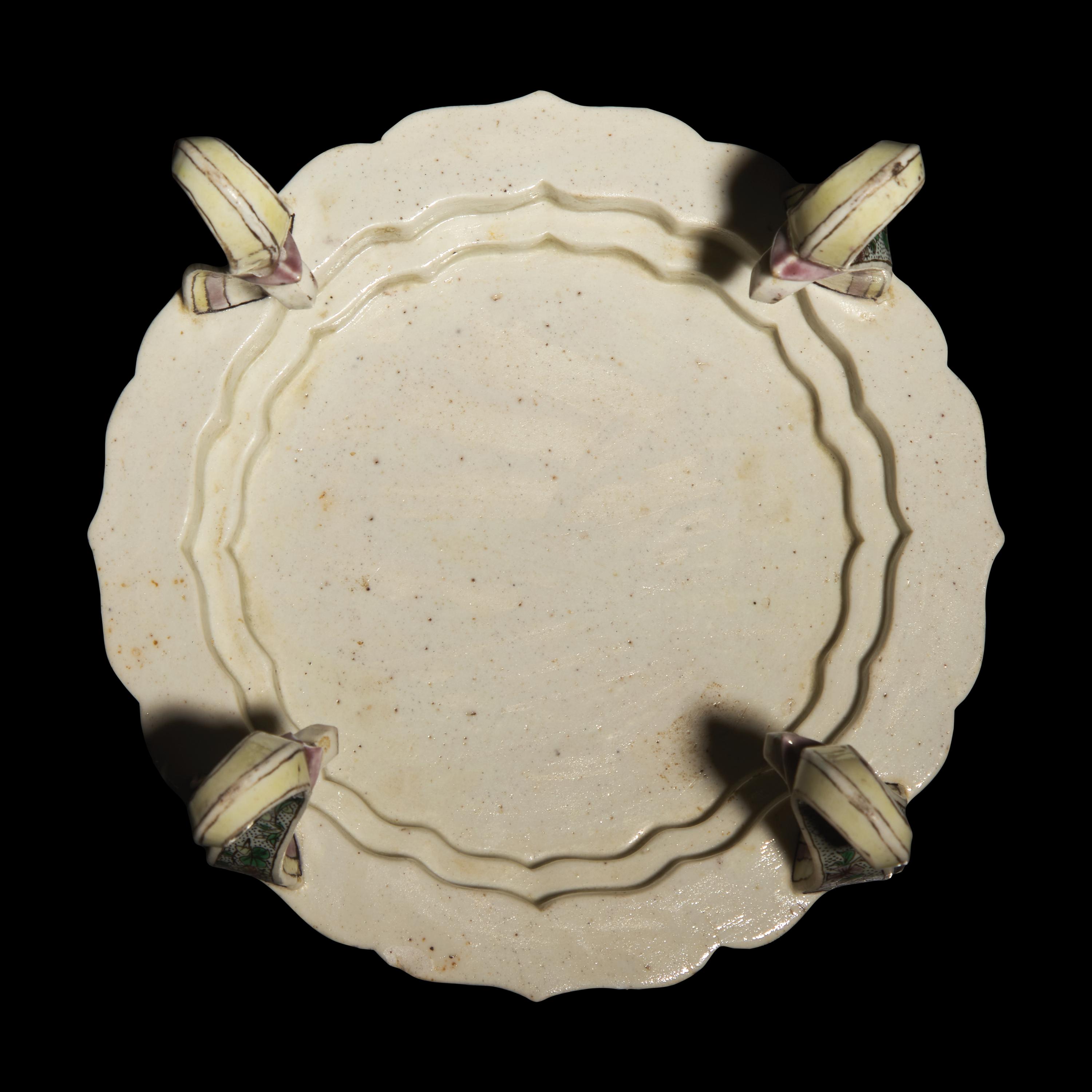 A Chinese Famille Verte Biscuit Floriform Stand, 19th Century — 清晚期 五彩龍紋花口四足器座