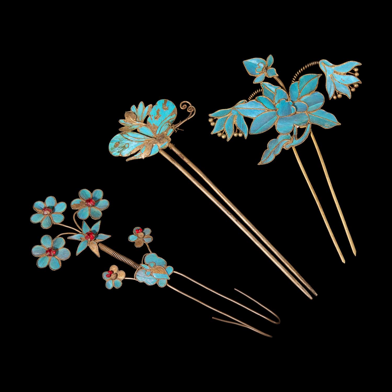 Three Chinese Kingfisher Feather Hairpins, 19th Century 清晚期 點翠髮釵一組三件